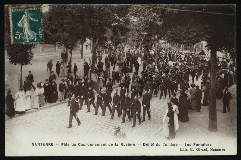 Carte postale ancienne Fête du couronnement de la Rosière. Défilé du cortège. Les pompiers. à Nanterre