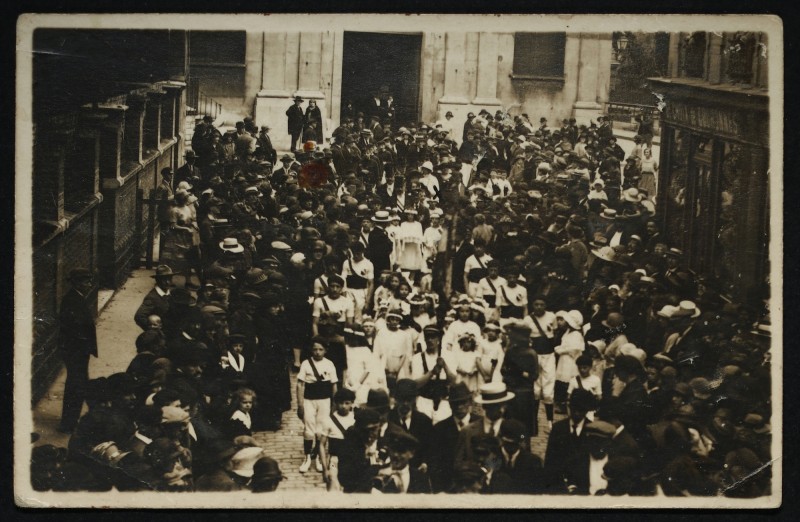 Carte postale ancienne Fête du couronnement de la Rosière. à Nanterre