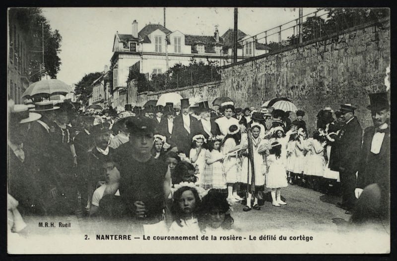 Carte postale ancienne Fête du couronnement de la Rosière. Le cortège. à Nanterre