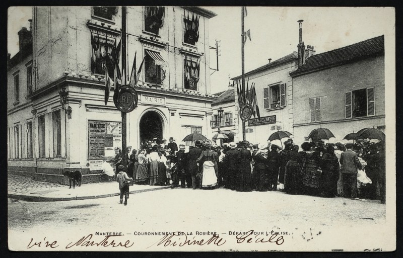 Carte postale ancienne Fête du couronnement de la Rosière. Départ de la mairie pour l'église. à Nanterre