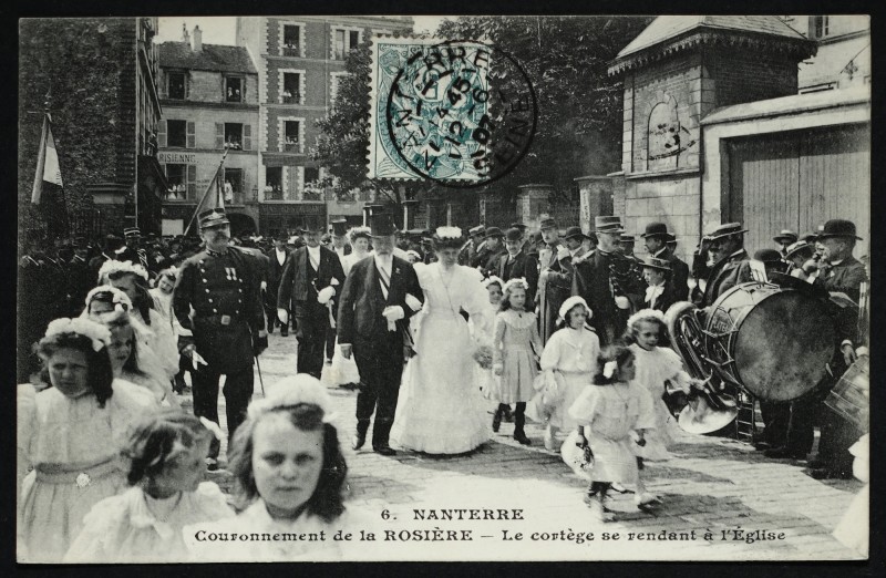 Carte postale ancienne Fête du couronnement de la Rosière. Le cortège vers l'église. à Nanterre