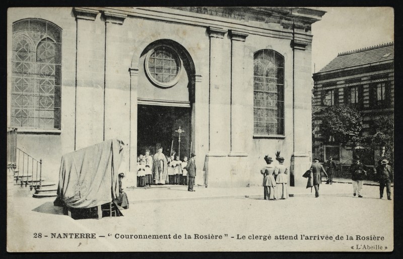 Carte postale ancienne Fête du couronnement de la Rosière. Le clergé attend la lauréate. à Nanterre