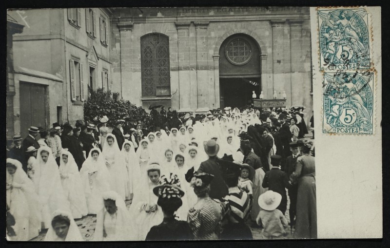 Carte postale ancienne Fête du couronnement de la Rosière. Départ de l'église du cortège. à Nanterre
