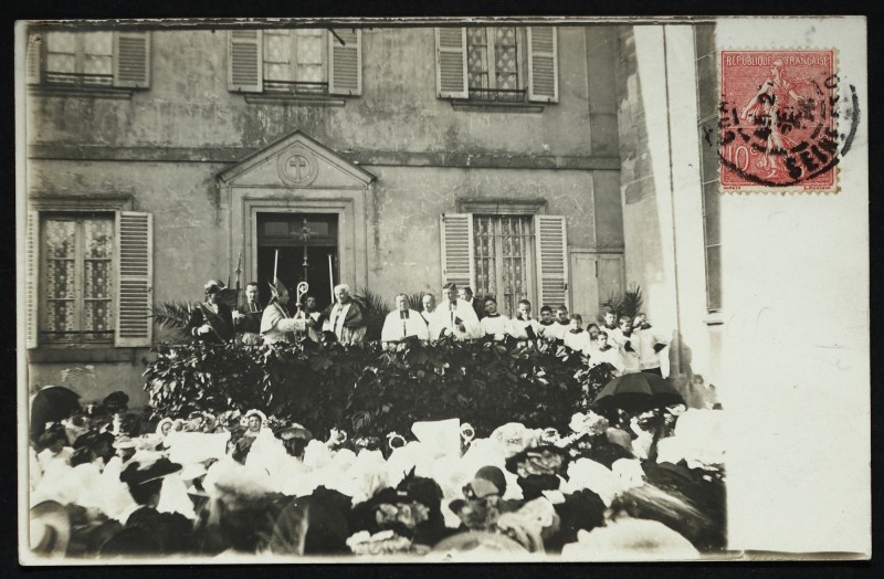 Carte postale ancienne Fête du couronnement de la Rosière. Le clergé. à Nanterre