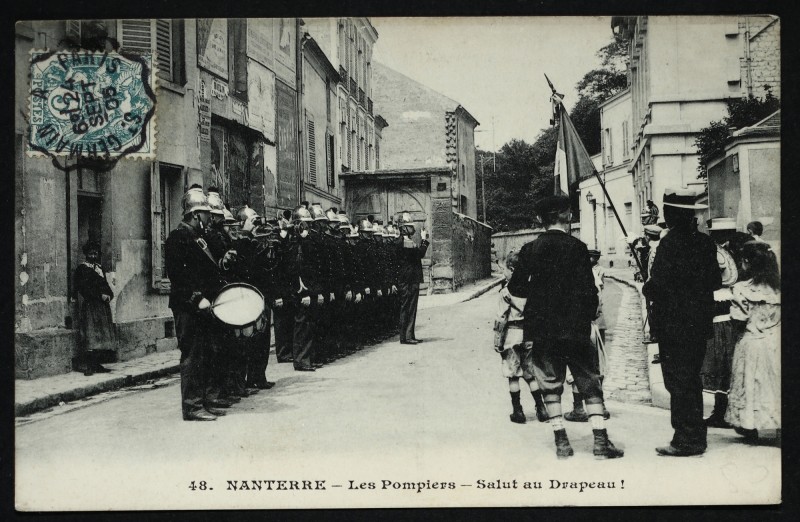 Carte postale ancienne Les pompiers. Salut au drapeau. à Nanterre