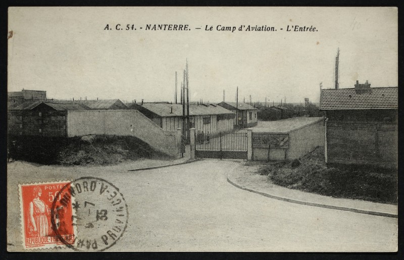 Carte postale ancienne Entrée du camp d'aviation à Nanterre