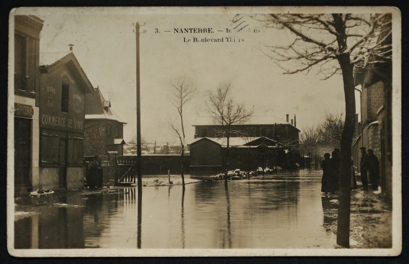 Carte postale ancienne Le boulevard Thiers sous la crue à Nanterre