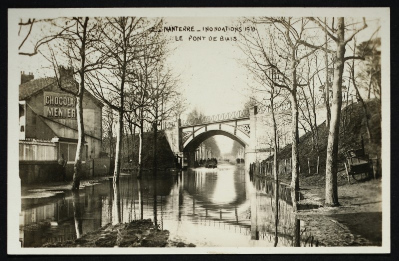 Carte postale ancienne Inondations 1910. Le pont de Biais à Nanterre