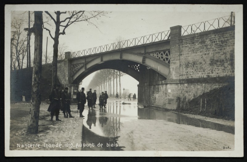 Carte postale ancienne Inondations 1910. Le pont de Biais à Nanterre