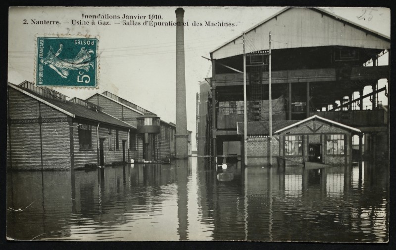 Carte postale ancienne Inondations 1910. Les salles d'épuration et des machines de l'usine à gaz. à Nanterre