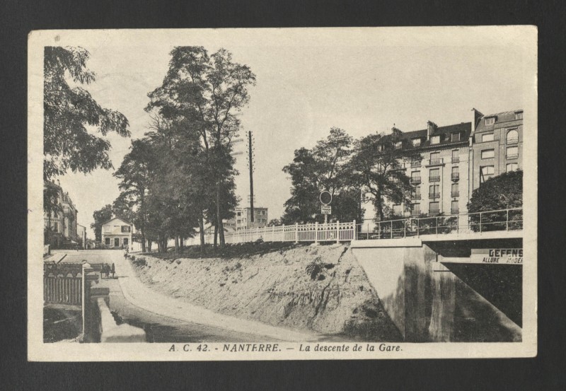 Carte postale ancienne La descente de la Gare à Nanterre