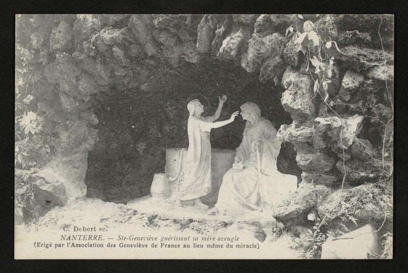 Carte postale ancienne Ste-Geneviève guérissant sa mère aveugle (Erigé par l'Association des Geneviève de France au lieu même du miracle) à Nanterre