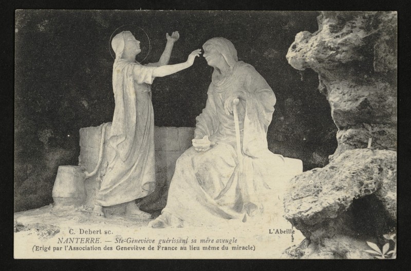 Carte postale ancienne Ste-Geneviève guérissant sa mère aveugle (Erigé par l'Association des Geneviève de France au lieu même du miracle) à Nanterre