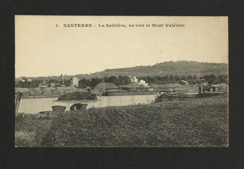 Carte postale ancienne La Sablière, au loin le Mont Valérien à Nanterre