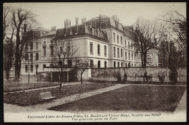 Carte postale ancienne Université Libre de Jeune Fille, 21 Boulevard Victor-Hugo - Vue générale prise du Parc à Neuilly-sur-Seine