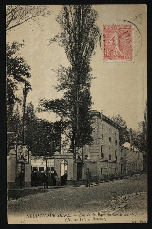Carte postale ancienne Entrée du Parc du Cercle Saint-James (Jeu de Pelotes) à Neuilly-sur-Seine