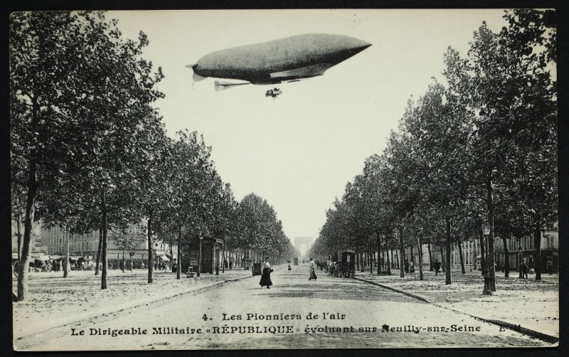 Carte postale ancienne Les Pionniers de l'air - Le Dirigeable Militaire "République" évoluant sur Neuilly-sur-seine à Neuilly-sur-Seine