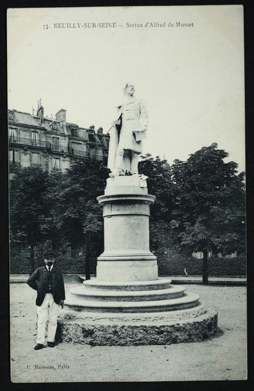 Carte postale ancienne Statue d'Alfred de Musset à Neuilly-sur-Seine