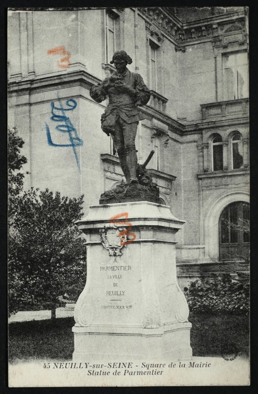Carte postale ancienne Square de la mairie - Statue de Parmentier à Neuilly-sur-Seine