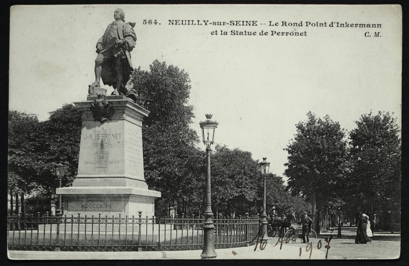 Carte postale ancienne Le Rond Point d'Inkermann et la Statue de Perronet à Neuilly-sur-Seine