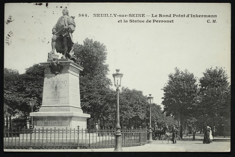 Carte postale ancienne Le Rond Point d'Inkermann et la Statue de Perronet à Neuilly-sur-Seine