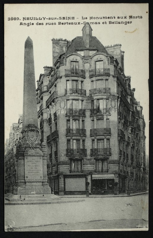 Carte postale ancienne Le Monument aux Morts - Angle des rues Berteaux-Dumas et Bellanger à Neuilly-sur-Seine