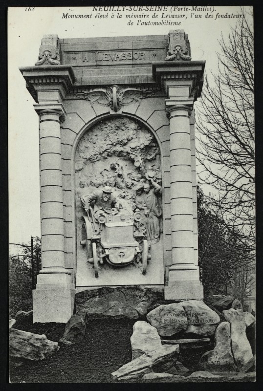 Carte postale ancienne Monument élevé à la mémoire de Levassor , l'un des fondateurs de l'automobilisme à Neuilly-sur-Seine
