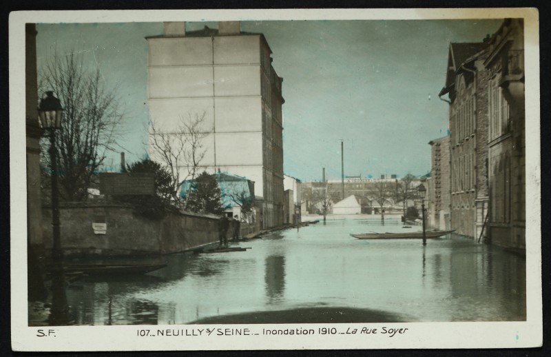 Carte postale ancienne Inondation 1910 - La Rue Soyer à Neuilly-sur-Seine