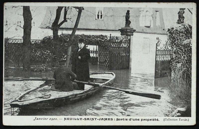 Carte postale ancienne Janvier 1910 - Neuilly - Saint-James : Sortie d'une propriété à Neuilly-sur-Seine