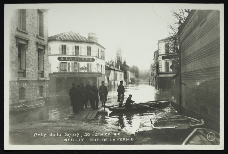 Carte postale ancienne Crue de la Seine, 30 Janvier 1910 - Rue de la Ferme à Neuilly-sur-Seine