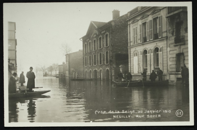Carte postale ancienne Crue de la Seine - 30 janvier 1910 - Rue Soyer à Neuilly-sur-Seine