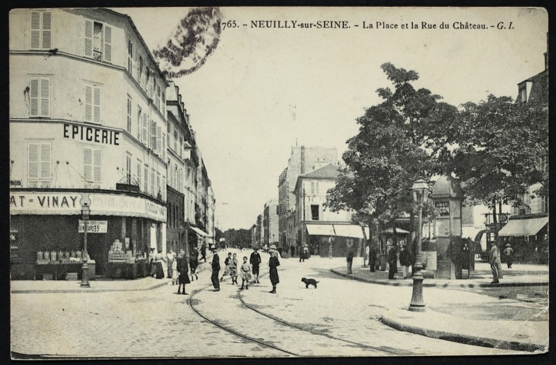 Carte postale ancienne La Place et la Rue du Château à Neuilly-sur-Seine