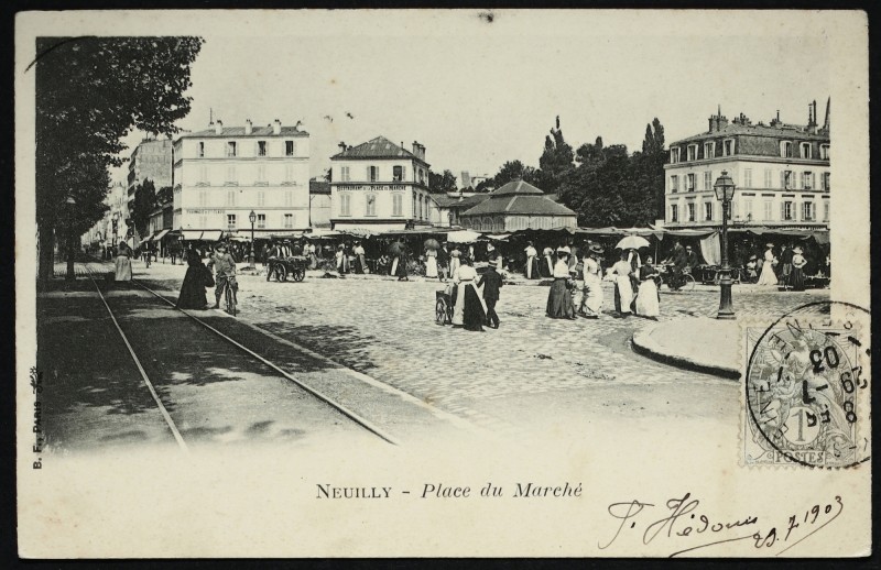 Carte postale ancienne Place du Marché à Neuilly-sur-Seine
