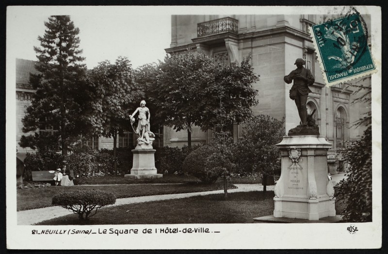 Carte postale ancienne Le Square de l'Hôtel de Ville à Neuilly-sur-Seine