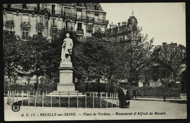 Carte postale ancienne Place de Verdun - Monument d'Alfred de Musset à Paris 17e
