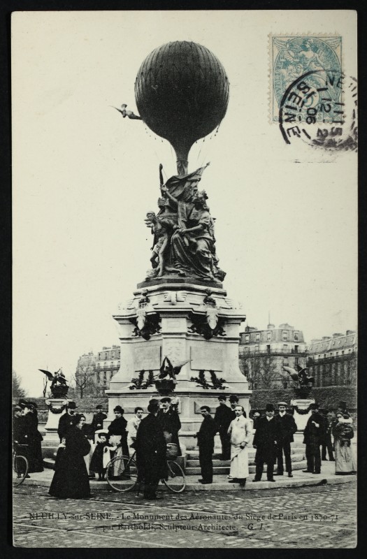 Carte postale ancienne Le Monument des Aéronautes du Siège de Paris en 1870-71 à Paris 17e