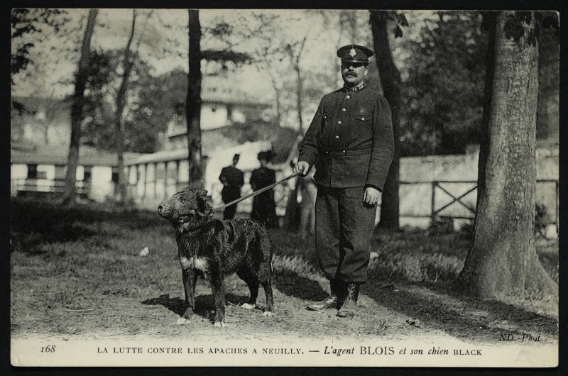 Carte postale ancienne La lutte contre les Apaches à Neuilly - L' Agent Blois et son chien, Black, à Neuilly-sur-Seine