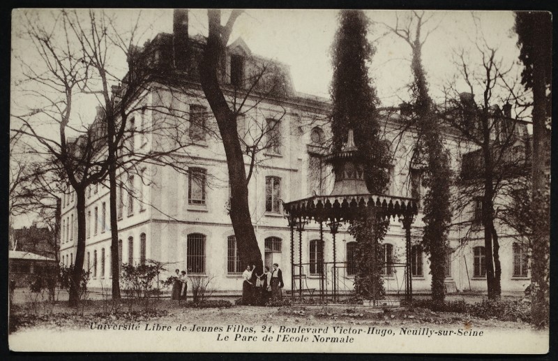 Carte postale ancienne Université Libre de Jeunes Filles, 24, Boulevard Victor-Hugo, Neuilly-sur-Seine - Le Parc de l'Ecole Normale à Neuilly-sur-Seine