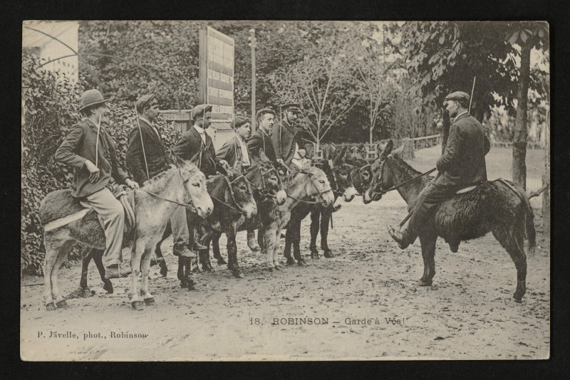 Carte postale ancienne Robinson - Garde à vôs au Plessis-Robinson