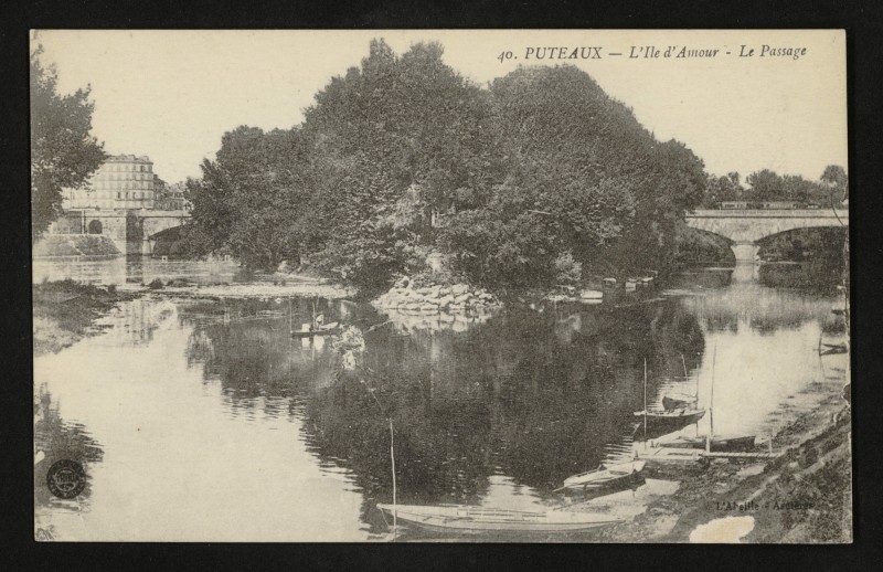Carte postale ancienne L'Ile d'Amour - Le Passage à Puteaux