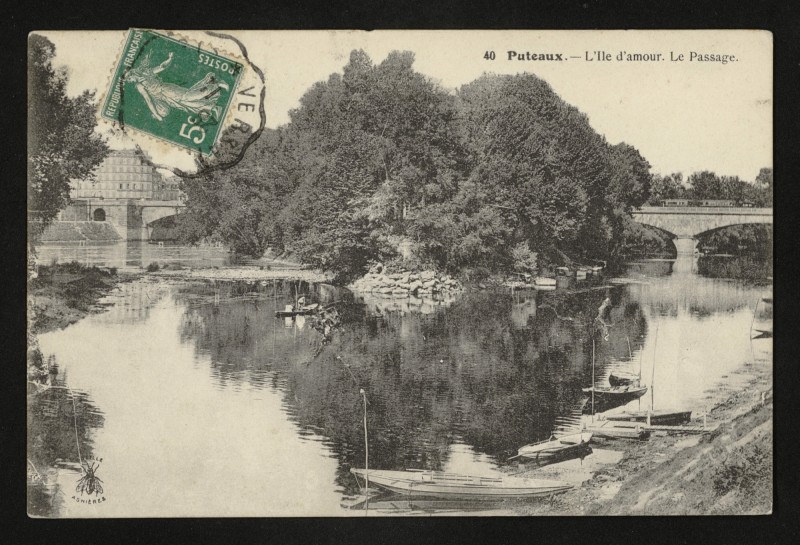 Carte postale ancienne L'Ile d'Amour - Le Passage à Puteaux
