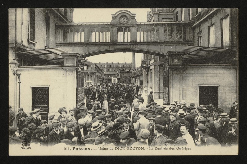 Carte postale ancienne Usine de Dion-Bouton - La Rentrée des Ouvriers à Puteaux