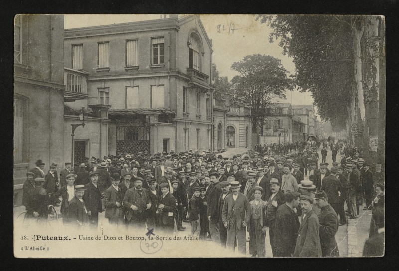Carte postale ancienne Usine de Dion et Bouton - La Sortie des Ateliers à Puteaux