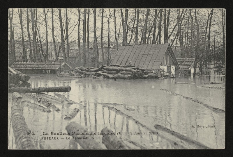 Carte postale ancienne La Banlieue parisienne inondée (Crue de janvier 1910) - Le Tennis-Club à Puteaux