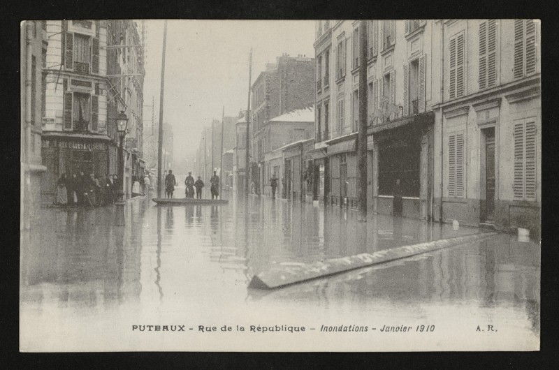 Carte postale ancienne Rue de la République - inondations - Janvier 1910 à Puteaux