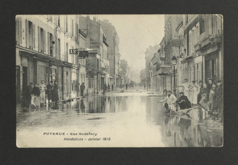 Carte postale ancienne Rue Godefroy- inondations - Janvier 1910 à Puteaux