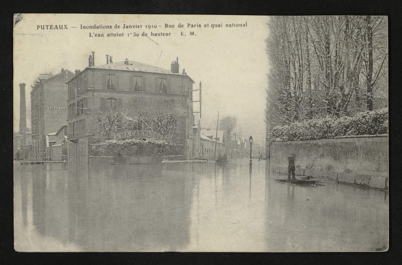 Carte postale ancienne Inondations de Janvier 1910 - Rue de Paris et quai national à Puteaux