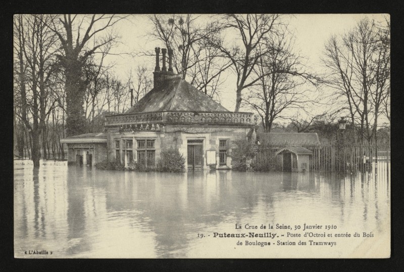 Carte postale ancienne Inondations de Janvier 1910 - Poste d'octroi et entrée du Bois de Boulogne - Station des Tramways à Neuilly-sur-Seine