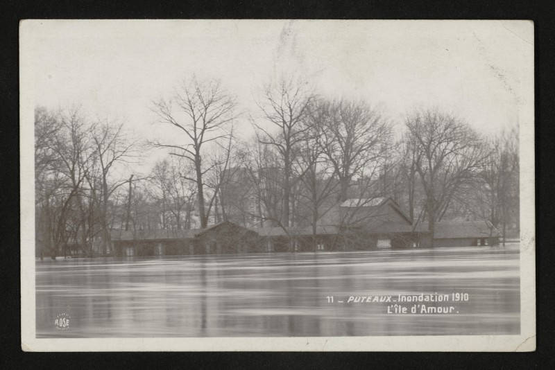 Carte postale ancienne Inondations 1910 - L'Ile d'Amour à Puteaux