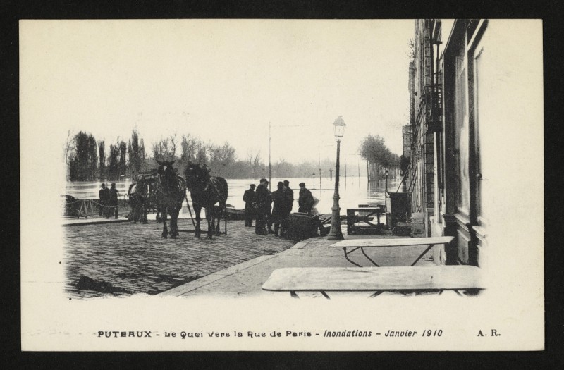 Carte postale ancienne Le Quai vers la Rue de Paris - Inondations - Janvier 1910 à Puteaux